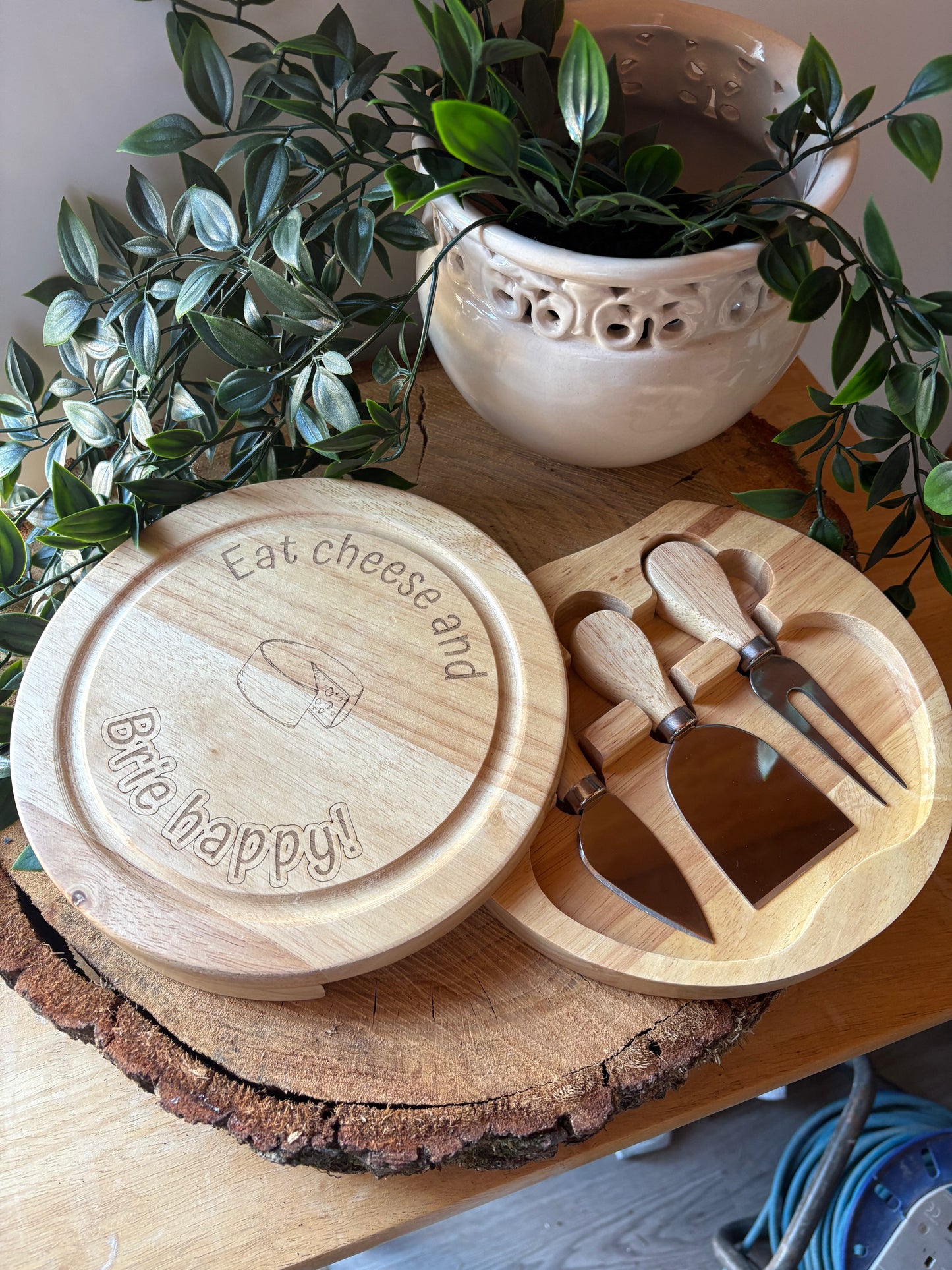 Engraved cheese board with tools