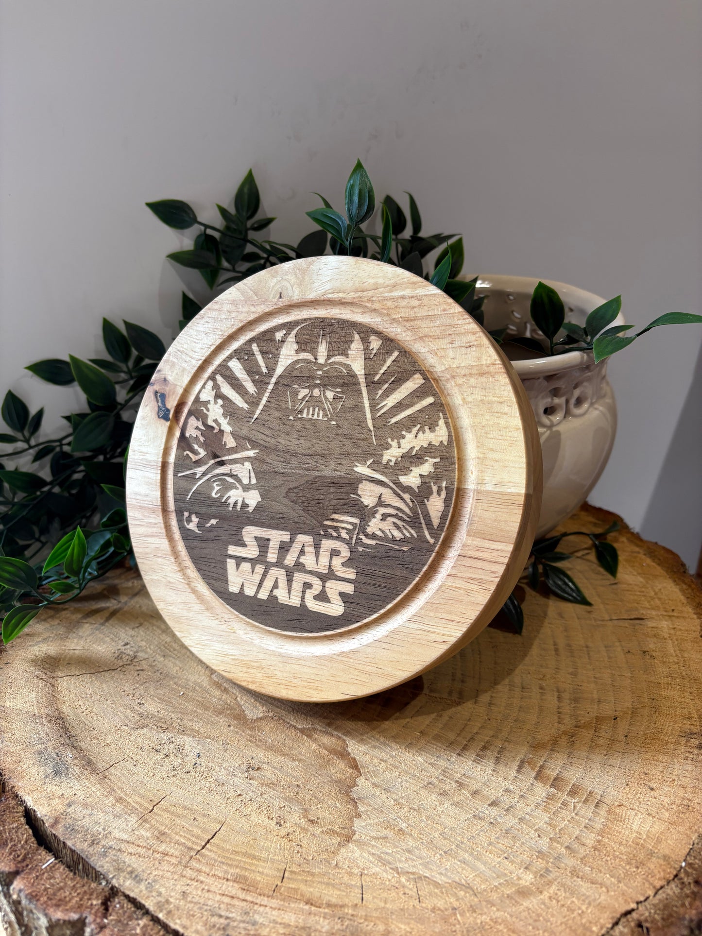 Wooden cheeseboard with engraved utensils