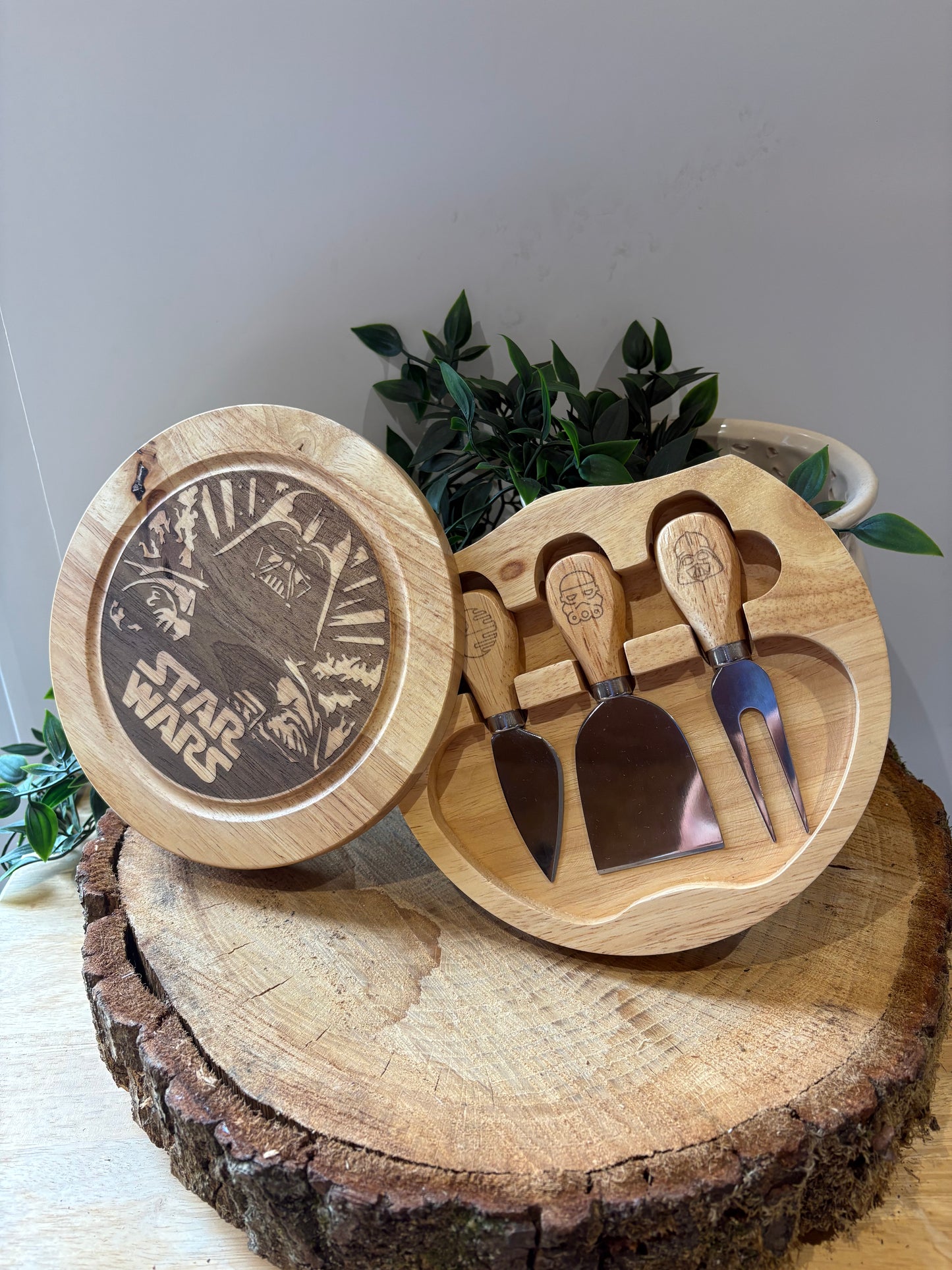Wooden cheeseboard with engraved utensils