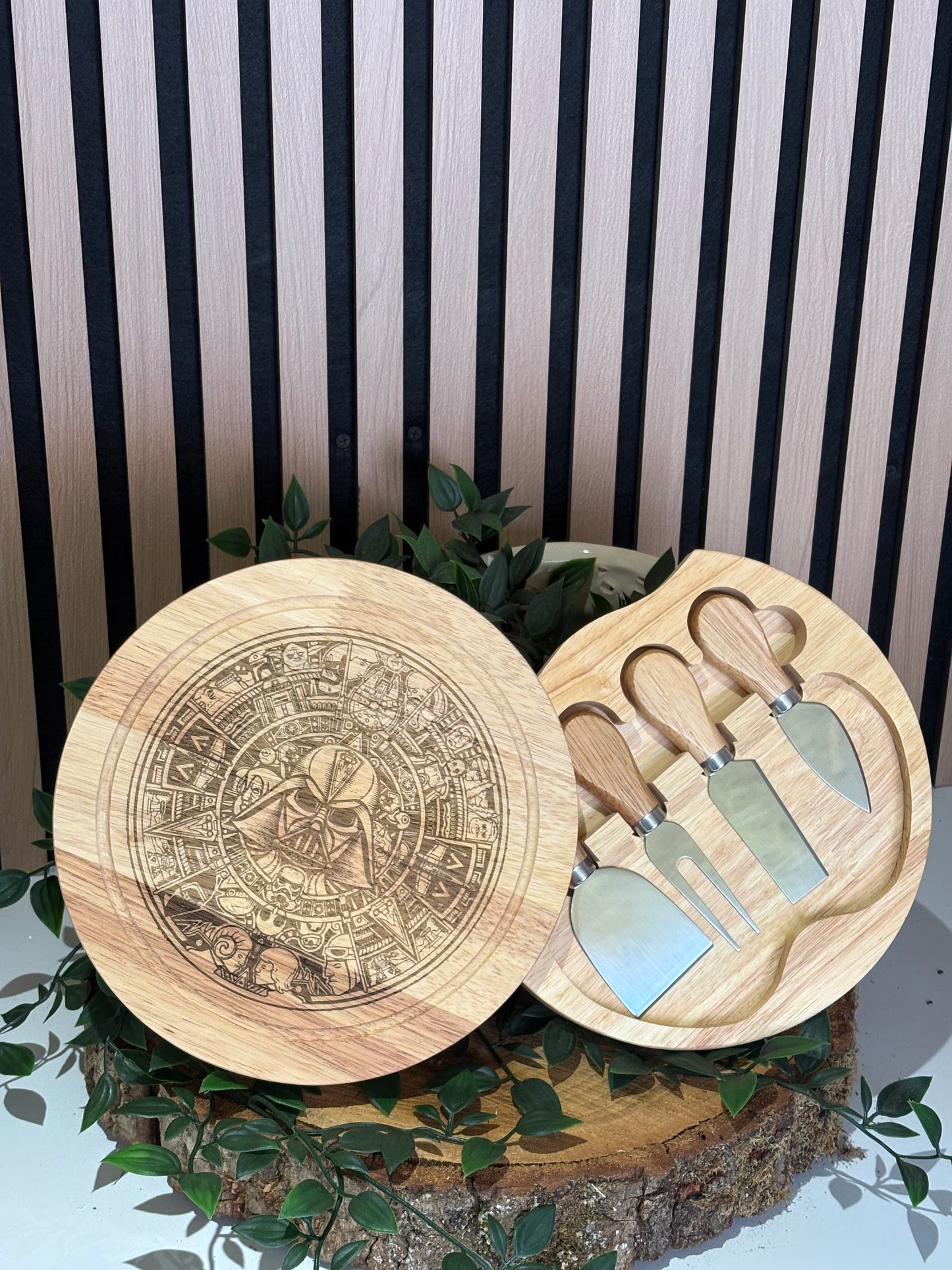 Wooden cheeseboard with engraved utensils